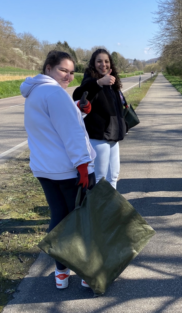 Siebtklässlerinnen auf Radweg Richtung Eschelbach